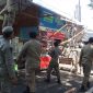 Petugas Satpol PP dan WH Kabupaten Aceh Besar membongkar bangunan liar di kawasan pintu masuk Bandara SIM, Kecamatan Blang Bintang, Kabupaten Aceh Besar, Selasa (20/10/2026). Foto : Media Center Aceh Besar