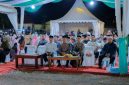 Bupati Aceh Besar H Muharram Idris (Syech Muharram) dan Wakil Bupati Aceh Besar Drs H Syukri A Jalil, menyaksikan penampilan para qari dan qariah MTQ XXXV Aceh Besar 2026, di Lapangan Bung Cala, Kecamatan Kuta Baro, Selasa (27/10/2026) malam. Foto : Media Center Aceh Besar
