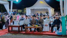 Bupati Aceh Besar H Muharram Idris (Syech Muharram) dan Wakil Bupati Aceh Besar Drs H Syukri A Jalil, menyaksikan penampilan para qari dan qariah MTQ XXXV Aceh Besar 2026, di Lapangan Bung Cala, Kecamatan Kuta Baro, Selasa (27/10/2026) malam. Foto : Media Center Aceh Besar