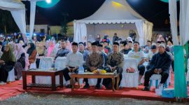 Bupati Aceh Besar H Muharram Idris (Syech Muharram) dan Wakil Bupati Aceh Besar Drs H Syukri A Jalil, menyaksikan penampilan para qari dan qariah MTQ XXXV Aceh Besar 2026, di Lapangan Bung Cala, Kecamatan Kuta Baro, Selasa (27/10/2026) malam. Foto : Media Center Aceh Besar